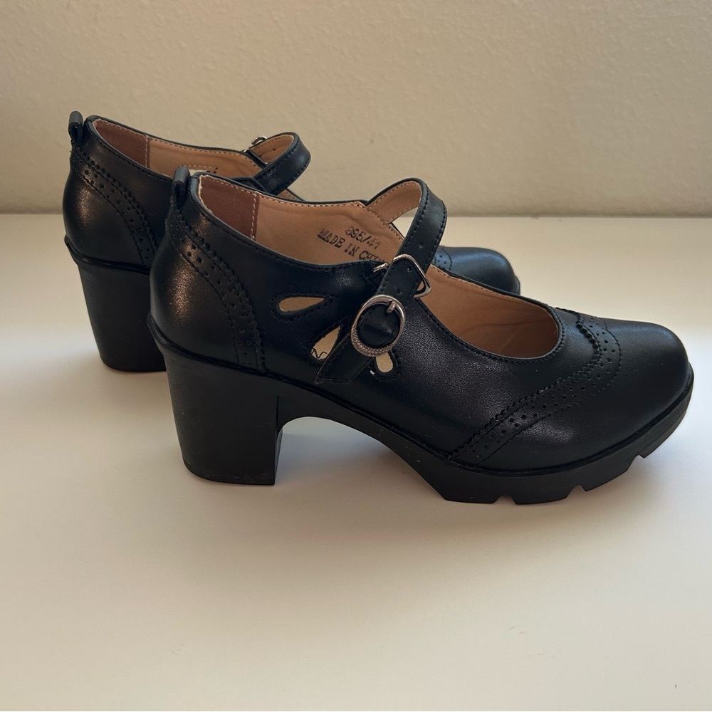 Women’s Leather Classic Mary Jane Ankle Strap Platform Pump Size 9